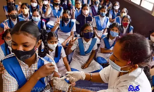 స్కూళ్లలో విద్యార్థులకు వ్యాక్సిన్ డ్రైవ్‌లు షురూ
