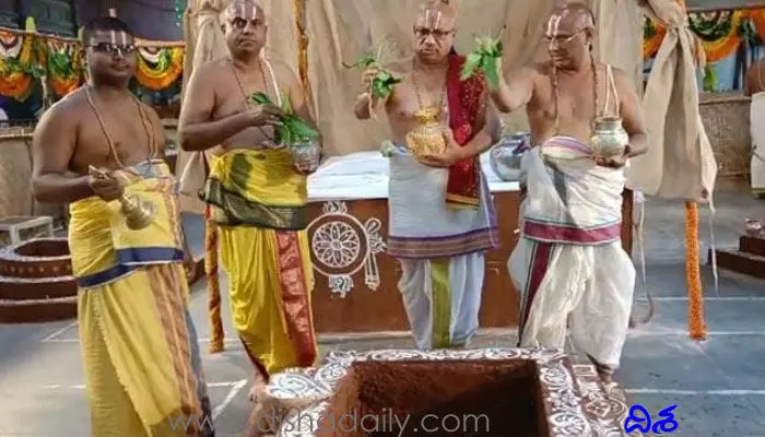 నేడు యాదాద్రిలో పంచ కుండాత్మక మహా యాగానికి అంకురార్పణ నేడు యాదాద్రిలో పంచ కుండాత్మక మహా యాగానికి అంకురార్పణ
