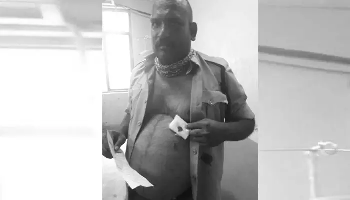 మద్యం మత్తులో హల్ చల్.. ఏకంగా హోంగార్డ్పైనే కత్తితో దాడి మద్యం మత్తులో హల్ చల్.. ఏకంగా హోంగార్డ్పైనే కత్తితో దాడి