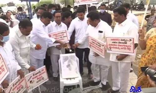 సీఎం జగన్‌ చిత్రపటంపై మద్యాభిషేకం చేసిన టీడీపీ నేతలు