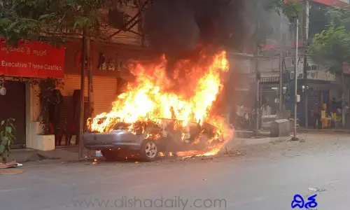 నడిరోడ్డుపై అగ్నికి ఆహుతైన కారు.. ప్రాణాలు కాపాడుకున్న యువకులు