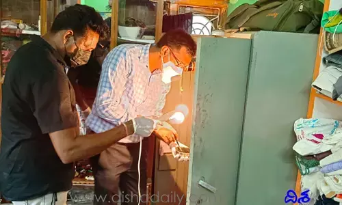 అక్కడ పడుకోవడంతో.. ఇంటిని దోచేశారు
