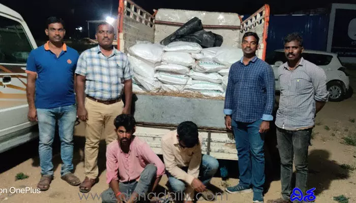 భారీగా నల్ల బెల్లం, పటిక పట్టివేత భారీగా నల్ల బెల్లం, పటిక పట్టివేత