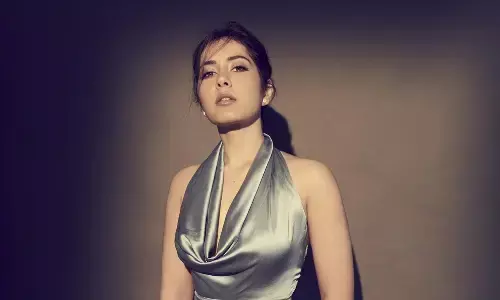 Raashi Khanna looks Damn Sexy in Silver body outfit