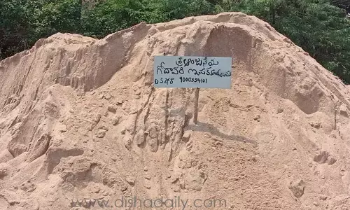 గోదావరి ఇసుక అక్రమ రవాణా.. బోర్డు సూచికలతో యదేచ్చగా అమ్మకాలు