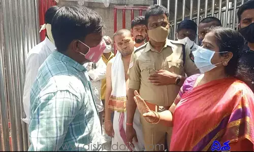 సస్పెండ్ చేయిస్తా.. నేను కేటీఆర్ పీఏను.. ఇద్దరు వ్యక్తులు హల్ చల్..