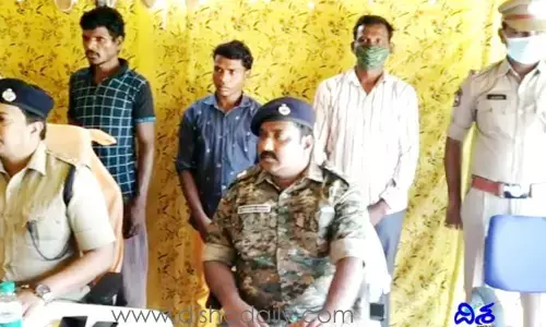పోలీసుల ఎదుట లొంగిపోయిన ముగ్గురు మావోయిస్టులు