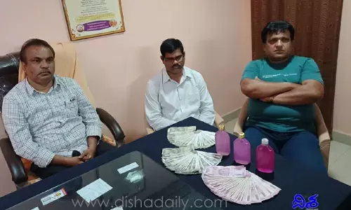 ఏసీబీ అధికారులకు అడ్డంగా దొరికిపోయిన విద్యుత్ డీఈ