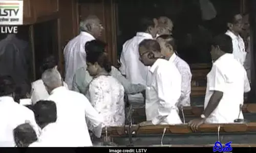 పార్లమెంట్‌లో చమురు ధరల సెగ..నిరసనగా ప్రతిపక్షాల వాకౌట్