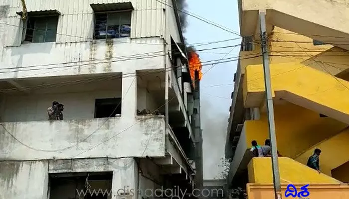 ఫ్యాన్లు పరిశ్రమలో షాట్ సర్య్కూట్.. భారీగా ఎగసి పడ్డ మంటలు ఫ్యాన్లు పరిశ్రమలో షాట్ సర్య్కూట్.. భారీగా ఎగసి పడ్డ మంటలు