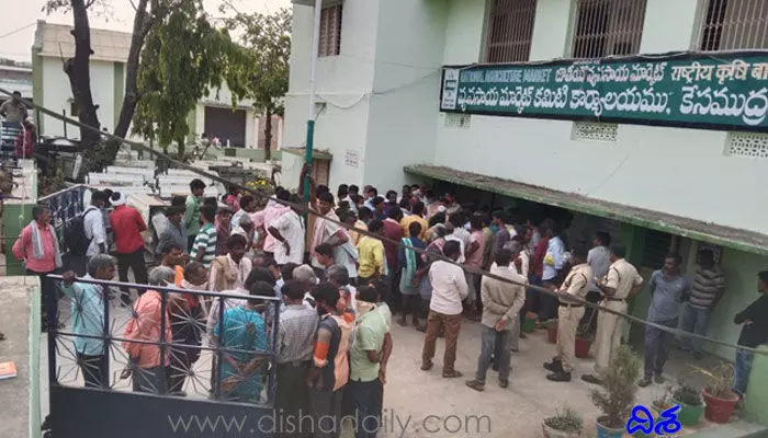 కేసముద్రం మార్కెట్లో మిర్చి రైతుల కన్నెర్ర.. కేసముద్రం మార్కెట్లో మిర్చి రైతుల కన్నెర్ర..