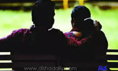 ప్రియుడితో ఊరి ప్రెసిడెంట్ జంప్.. భర్త, పిల్లలు ఉండగానే అలా చేసి..