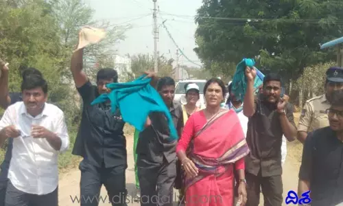 షర్మిల పాదయాత్రలో ఆటంకం.. తేనెటీగల దాడి