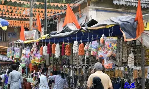 కర్ణాటకలో మ‌రో వివాదం.. టెంపుల్స్‌ జాతర్ల‌లో ముస్లింల‌ దుకాణాలు నిషేధం!
