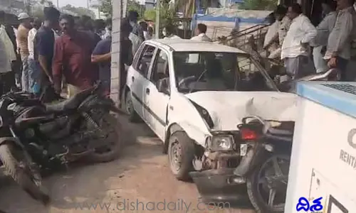 మద్యం మత్తులో కార్ డ్రైవింగ్.. బీభత్సం సృష్టించిన యువకుడు..