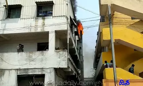 ఫ్యాన్లు పరిశ్రమలో షాట్​ సర్య్కూట్.. భారీగా ఎగసి పడ్డ మంటలు