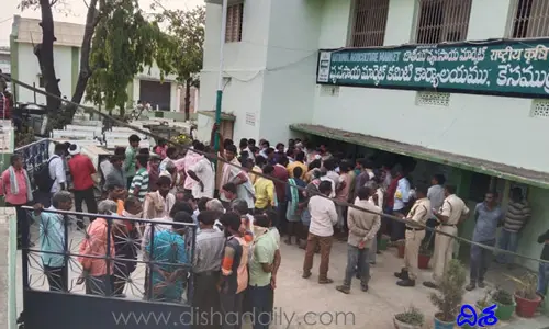 కేసముద్రం మార్కెట్‌లో మిర్చి రైతుల కన్నెర్ర..
