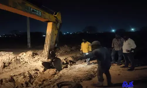 కారు చీకట్లో కాంట్రాక్టు పనులు.. కనీసం వారికి కూడా తెలియకుండా..
