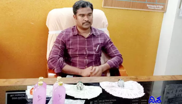 రాజుగారి తోటలో బుక్కైన ఎస్ఐ రాజుగారి తోటలో బుక్కైన ఎస్ఐ