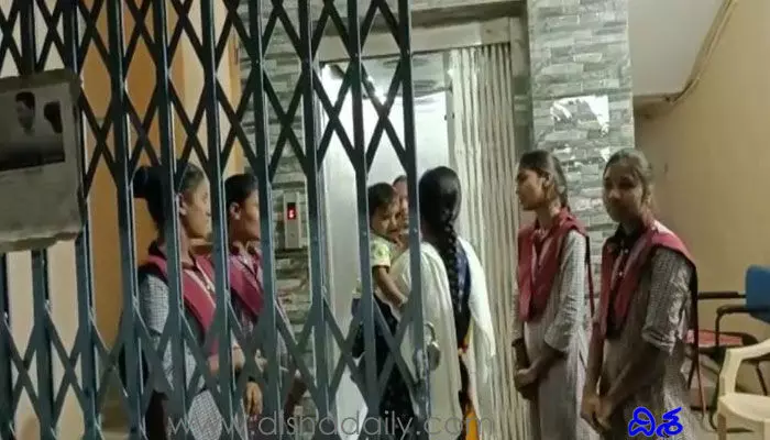 రాత్రి సమయంలో కాలేజీలో వింత అరుపులు.. బయటకు పరుగులు తీసిన విద్యార్థినులు రాత్రి సమయంలో కాలేజీలో వింత అరుపులు.. బయటకు పరుగులు తీసిన విద్యార్థినులు