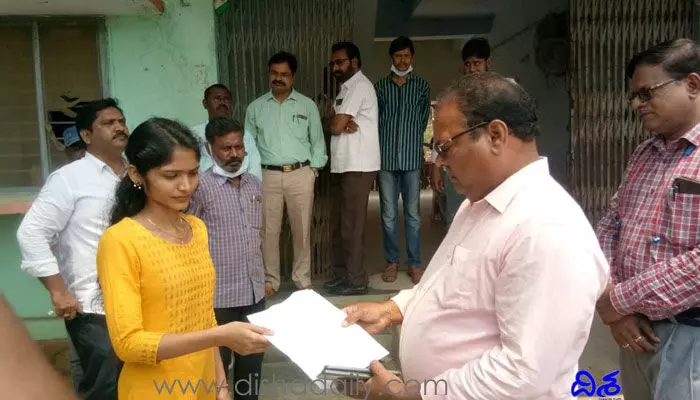 సిబ్బంది ప్రవర్తనపై మహిళా డాక్టర్ ఫిర్యాదు.. చివరికి తానే రాజీనామా చేసి.. సిబ్బంది ప్రవర్తనపై మహిళా డాక్టర్ ఫిర్యాదు.. చివరికి తానే రాజీనామా చేసి..