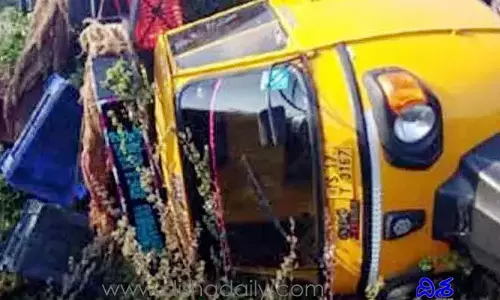 పెళ్లి బృందం ఆటో బోల్తా.. ఇద్దరి పరిస్థితి సీరియస్