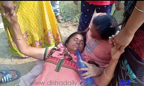 చర్చి ఎదుట షెల్టర్‌లో మహిళ.. కోపంతో చర్చి ఫాదర్ ఏం చేశాడంటే..!(వీడియో)