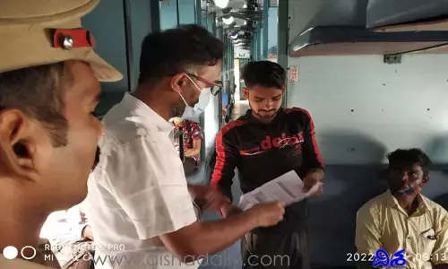 ఆకస్మిక తనిఖీల్లో రైలు టికెట్ లేకుండా పట్టు బడిన 877 మంది..7 లక్షల జరిమానా