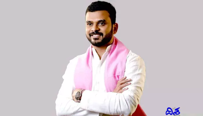 మహిళా అధికారికి టీఆర్ఎస్ నేత వార్నింగ్.. ఆఫీస్లో హల్ చల్(వీడియో) మహిళా అధికారికి టీఆర్ఎస్ నేత వార్నింగ్.. ఆఫీస్లో హల్ చల్(వీడియో)