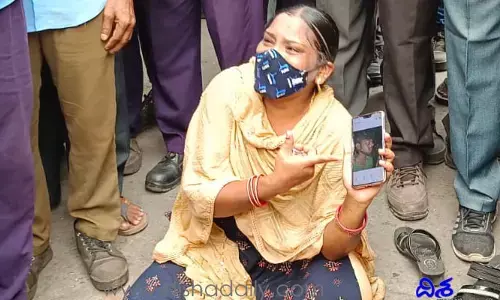 సింగరేణిలో కలకలం.. పెట్రోల్ పోసుకుని మహిళ ఆత్మహత్యాయత్నం