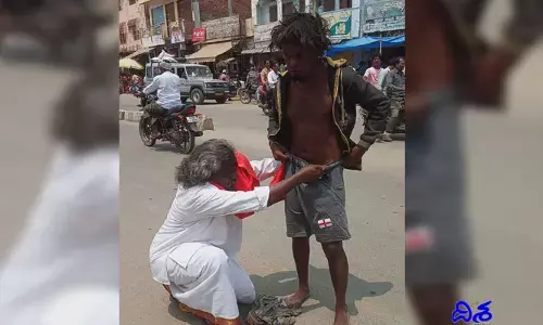 పద్మశ్రీ మొగులయ్య పెద్ద మనసు.. మతిస్థిమితం లేని వ్యక్తికి బట్టలు తొడిగి..