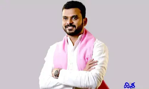 మ‌హిళా అధికారికి టీఆర్ఎస్ నేత వార్నింగ్.. ఆఫీస్‌లో హల్ చల్(వీడియో)