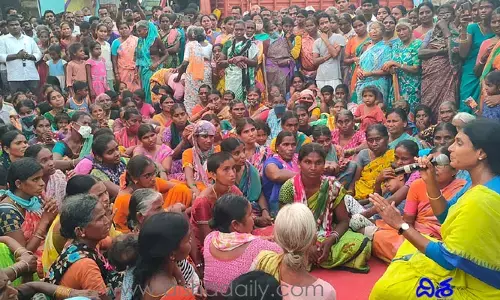 ఈ ప్రభుత్వాలు జలగల్లా పేదల రక్తం పీల్చుతున్నాయి: షర్మిల