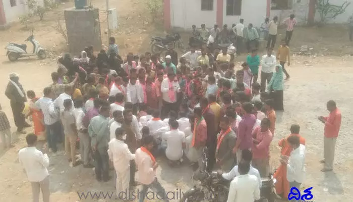 టీఆర్ఎస్ వర్సెస్ బీజేపీ వార్.. డబుల్ బెడ్ రూం ఇళ్ల వద్ద ఉద్రిక్తత టీఆర్ఎస్ వర్సెస్ బీజేపీ వార్.. డబుల్ బెడ్ రూం ఇళ్ల వద్ద ఉద్రిక్తత