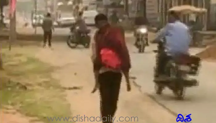 మరో మృతదేహం భుజమెక్కింది.. మానవత్వం సిగ్గుపడేలా 10కి.మీ నడిపించింది..?! మరో మృతదేహం భుజమెక్కింది.. మానవత్వం సిగ్గుపడేలా 10కి.మీ నడిపించింది..?!