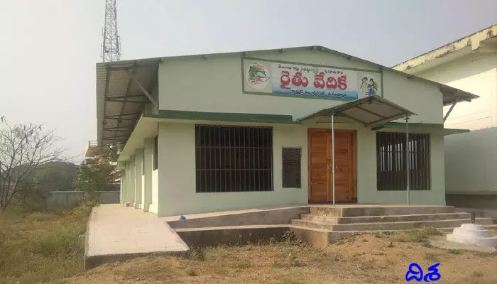 నిర్లక్ష్యానికి గురవుతున్న రైతు వేదికలు.. పట్టించుకోని అధికారులు నిర్లక్ష్యానికి గురవుతున్న రైతు వేదికలు.. పట్టించుకోని అధికారులు