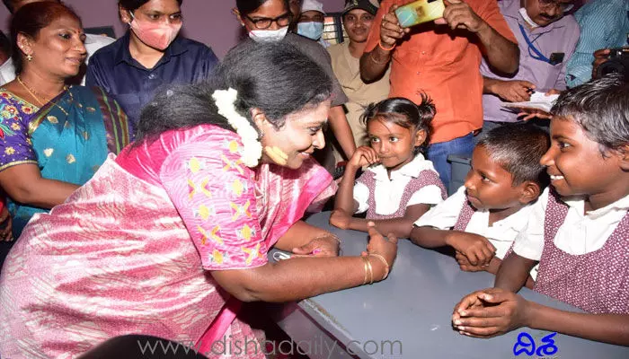 చెంచుల జీవితాల్లో వెలుగులు నింపుతాం: గవర్నర్ తమిళిసై చెంచుల జీవితాల్లో వెలుగులు నింపుతాం: గవర్నర్ తమిళిసై