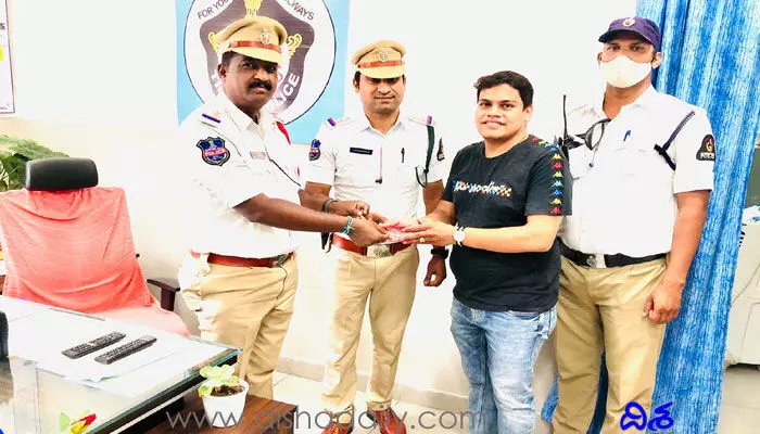 హాట్సాఫ్ ట్రాఫిక్ ఎస్సై.. హాట్సాఫ్ ట్రాఫిక్ ఎస్సై..