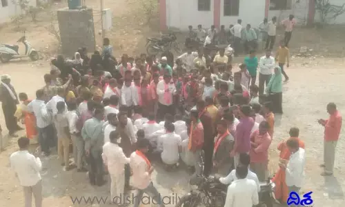 టీఆర్‌ఎస్ వర్సెస్ బీజేపీ వార్.. డబుల్ బెడ్ రూం ఇళ్ల వద్ద ఉద్రిక్తత