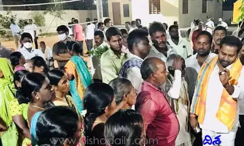 పేదల భూముల్లో ప్రభుత్వం లేఅవుట్లు.. రైతులకు ప్రతిపక్షాల అండ