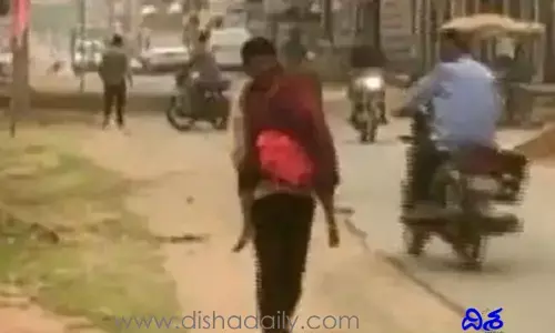 మ‌రో మృత‌దేహం భుజ‌మెక్కింది.. మాన‌వ‌త్వం సిగ్గుప‌డేలా 10కి.మీ న‌డిపించింది..?!