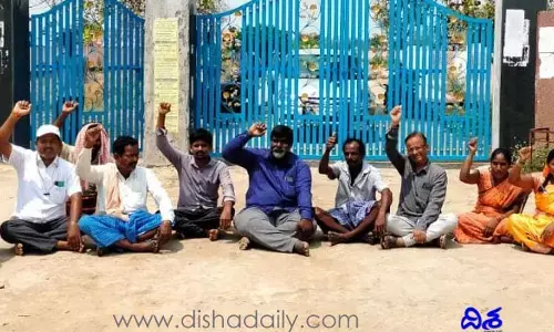 ఆత్మహత్య చేసుకుంటాం.. కాంట్రాక్టర్లు ధర్నా