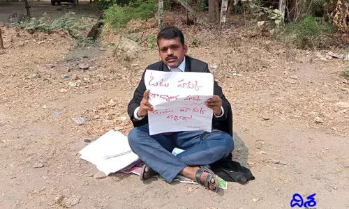 ఓటు హక్కు కల్పించాలని కోర్టు ఎదుట ఆందోళన..