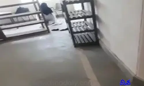 యూనివర్సిటీ తరగతి గదిలో నమాజ్..