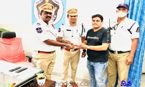 హాట్సాఫ్ ట్రాఫిక్ ఎస్సై..