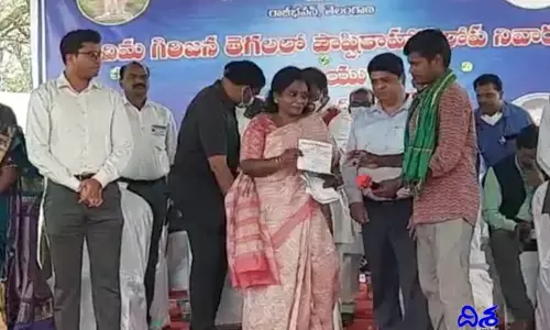 టీఆర్ఎస్‌కు షాక్.. గవర్నర్ ముందే సర్పంచ్ రాజీనామా..