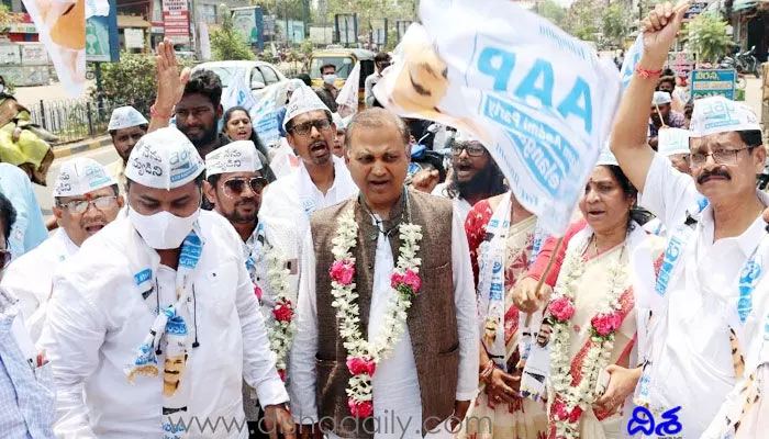 కేజ్రీవాల్ను తెలంగాణ బిడ్డగా ఆదరించండి కేజ్రీవాల్ను తెలంగాణ బిడ్డగా ఆదరించండి