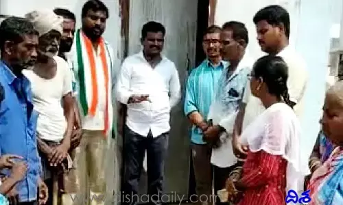 అధికారులకు షాక్.. డబుల్ ఇండ్లను స్వాధీనం చేసుకున్న ప్రజలు