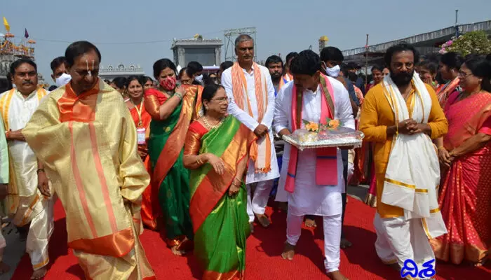 మహాకుంభ సంప్రోక్షణ మహాపర్వం.. వైభవోపేతంగా సాగిన శోభాయాత్ర మహాకుంభ సంప్రోక్షణ మహాపర్వం.. వైభవోపేతంగా సాగిన శోభాయాత్ర