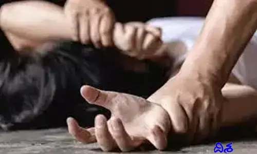 ప్రియుడి కళ్లెదుటే యువతిపై అత్యాచారం.. పట్టుకోవడానికి వెళ్లిన పోలీసులకు షాక్!